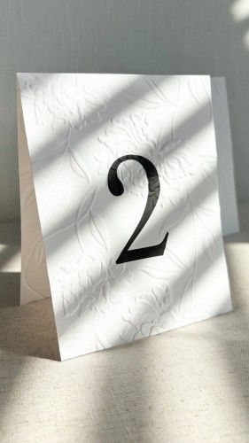 Tłoczone numery stołów.JPG