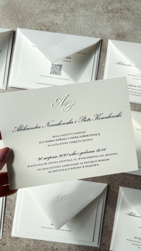 Elegnackie zaproszenie z tłoczenym inicjałem.JPG