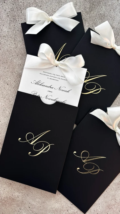 Eleganckie zaporszenie w kieszonce z monogramem.JPG